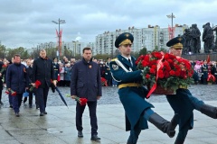 Юлия Киселева возложила цветы к Монументу героическим защитникам Ленинграда