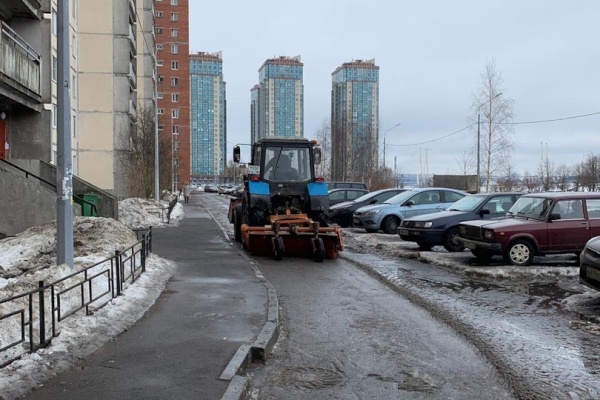 В Невском районе продолжается уборка территорий