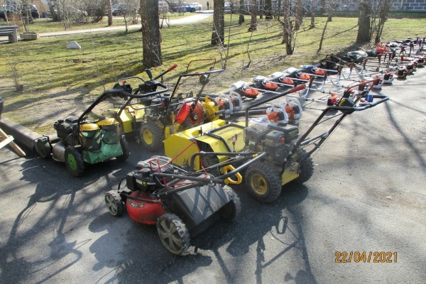 Коммунальные службы готовятся к смене сезона. Техника уже прошла проверку
