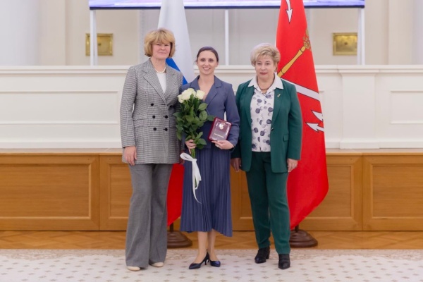 Педагогов Петроградского района отметили региональными наградами