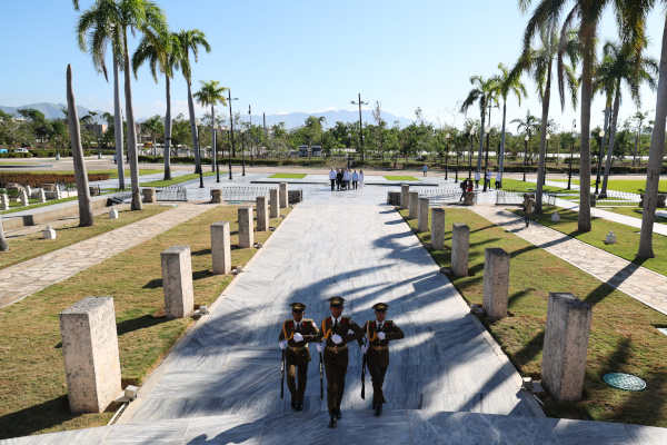 Александр Беглов почтил память национальных героев Кубы, захороненных на мемориальном кладбище в Сантьяго-де-Куба