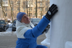 Житель Приморского района создает скульптуры из снега на Ланском шоссе