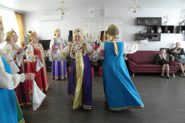 Воспитанники центра "Альмус" поздравили ветеранов с Днем Победы 