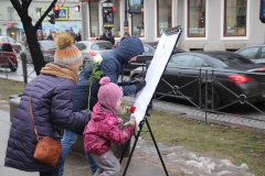 В праздничный день девушкам и женщинам напомнили о вреде алкоголя