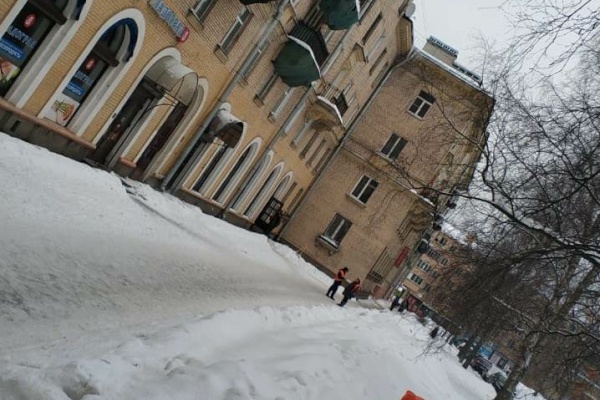 Дружинники помогают в уборке снега