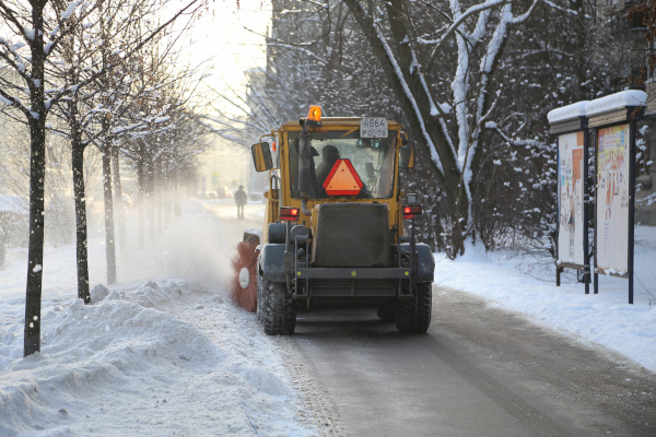 На уборку Кировского района вышло 450 дворников и около 100 уборочных машин