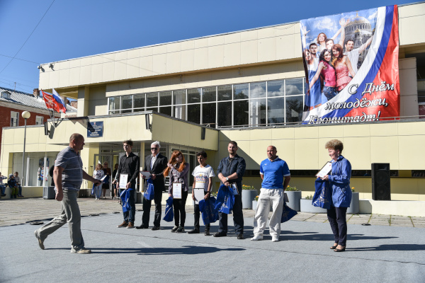 В сквере у Кронштадтского Дворца молодежи прошла праздничная молодежная программа «Энергия молодости», посвященная Дню молодежи России. 