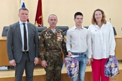 Юным жителям Петродворцового района торжественно вручили первые паспорта