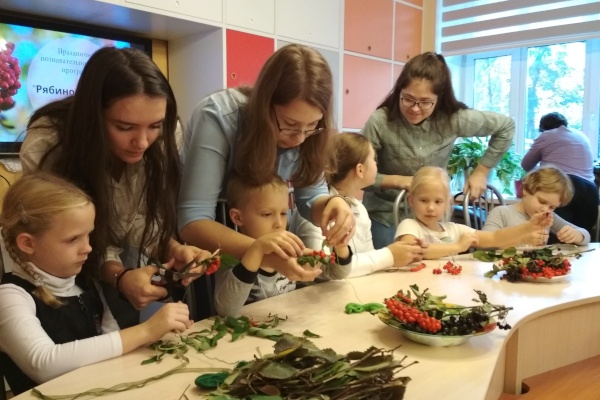 Осенние сувениры создали в Центре социальной помощи семье и детям