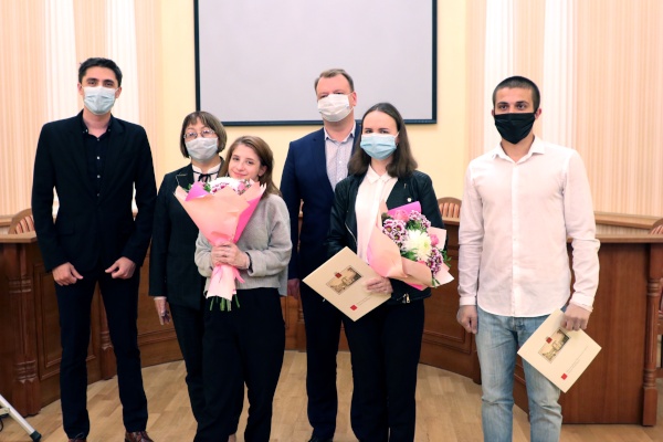 Трое детей-сирот из Пушкинского района получили сегодня документы на новые квартиры.