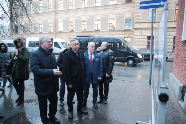 Объезд Кронштадтского района. Проверка выполнения капитального ремонта жилого дома на Посадской, 22.