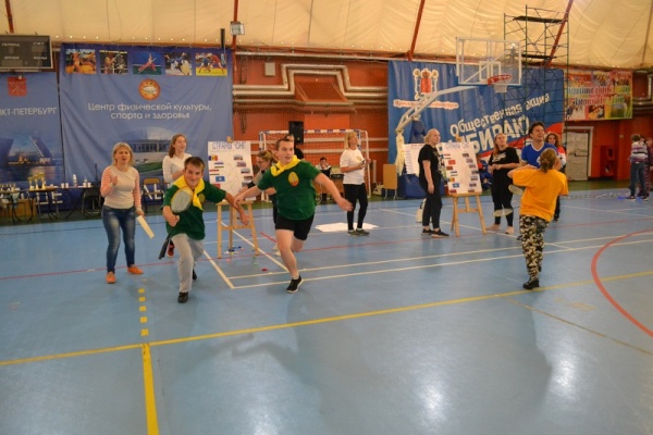 Команда Петродворцового района завоевала "серебро" на фестивале "Радужный мост"