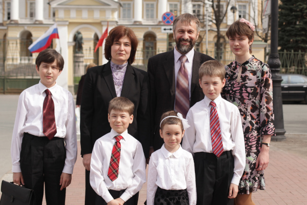 Семью из Калининского района наградили за воспитание детей