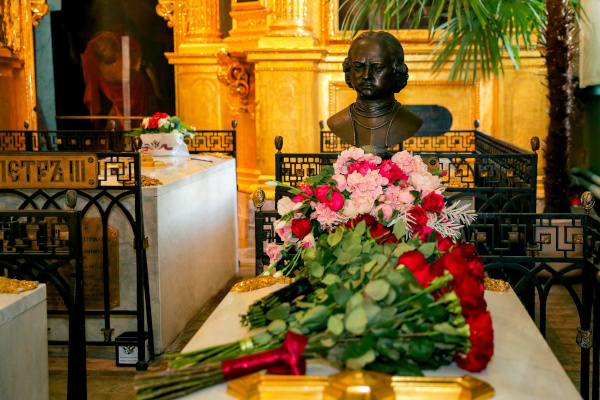 Александр Беглов возложил цветы к могиле Петра I в день его памяти