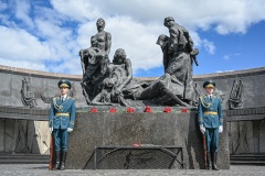 В День памяти и скорби на площади Победы прошла церемония возложения цветов к Монументу героическим защитникам Ленинграда