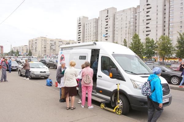 В передвижном пункте вакцинации привито более 250 человек