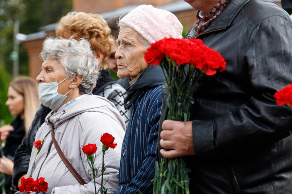 Память жертв блокады почтили на мемориале Малая Пискарёвка в городе воинской славы Ломоносове