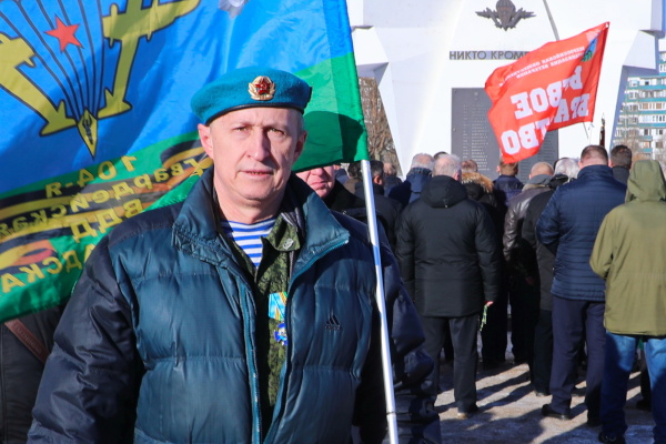 Торжественная церемония возложения цветов, посвященной 23-й годовщине подвига воинов-десантников Шестой парашютно-десантной роты 76 гвардейской воздушно-десантной дивизии