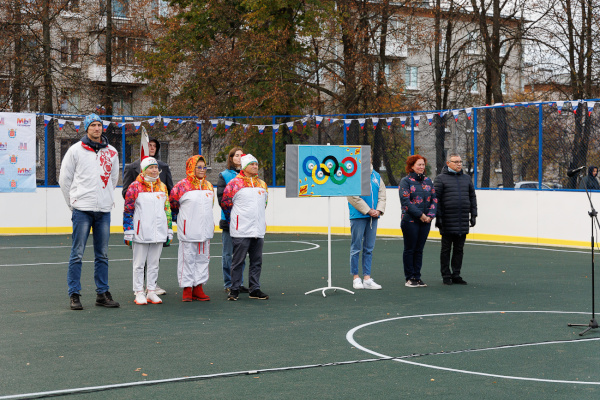 В Стрельне открыли обновленную спортивную площадку