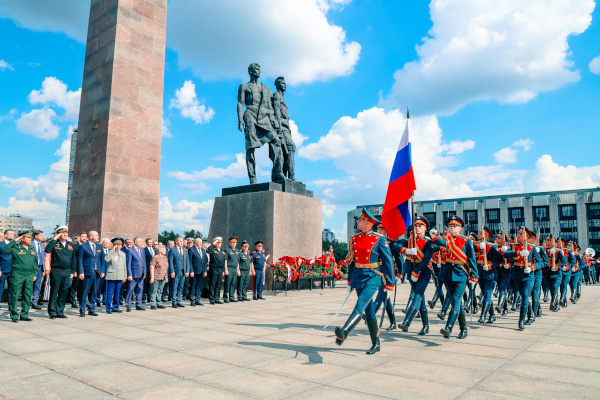 Торжественная церемония возложения цветов к Монументу героическим защитникам Ленинграда на площади Победы