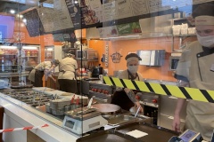В Калининском районе проводятся рейды по контролю за соблюдением требований ограничительных мер в сфере торговли, общественного питания и бытового обслуживания
