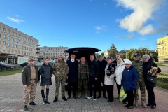 Груз гуманитарной помощи из Петродворцового района отправили на фронт бойцам