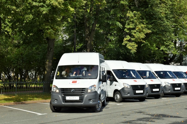 Торжественное вручение ключей от микроавтобусов многодетным семьям Санкт‑Петербурга