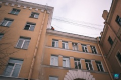 В Калининском районе чистят от снега металлические кровли