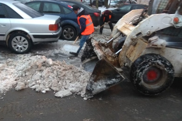 В праздничные выходные продолжается ежедневная уборка территории Фрунзенского района