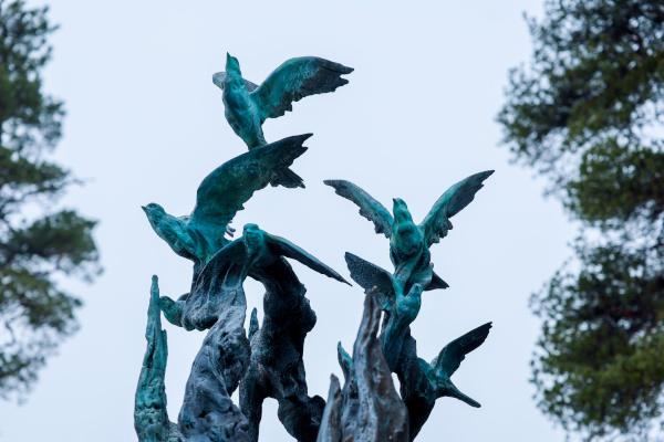 Александр Беглов открыл памятник врачам и пациентам, погибшим от коронавирусной инфекции