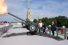 Глава Невского района Алексей Гульчук произвел полуденный выстрел с Нарышкина бастиона Петропавловской крепости
