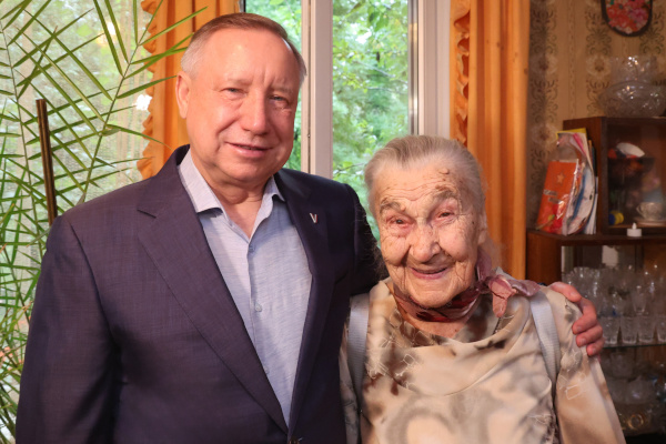 Александр Беглов поздравил участницу Великой Отечественной войны Веру Вдовенкову со столетним юбилеем
