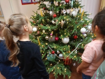 Воспитанники детских садов Петроградского района познакомились с историей новогодних игрушек