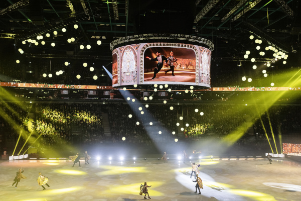 Праздник новогодней ёлки для школьников младших классов. Спектакль «Летучий корабль». Фото Елены Бледных