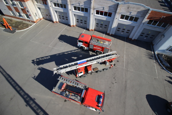 Пожарные автомобили в Петербурге украсили по случаю Дня воссоединения Крыма с Россией