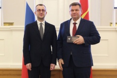 Сотрудников физкультурно-спортивных организаций Невского района наградили в Смольном