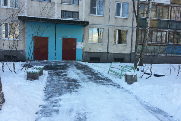Коммунальные службы Невского района продолжают уборку снега 
