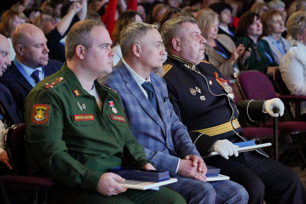 Вручение благодарственных писем Губернатора Санкт‑Петербурга участникам СВО трех петербургских школ
