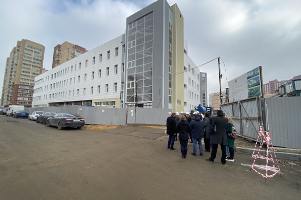 Госстройнадзор Санкт‑Петербурга проверил ход завершения строительства детской и взрослой поликлиник в Невском районе