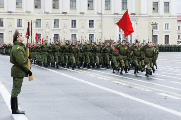 На Дворцовой площади прошла первая репетиция парада в честь 70-летия Победы. Фоторепортаж