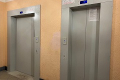 В 7 домах Выборгского района заменили лифтовое оборудование