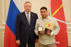 Александр Беглов наградил петербургского работника сферы ЖКХ, спасшего ребёнка на Петрозаводской улице