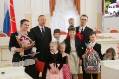 Две многодетные семьи Московского района получили микроавтобусы