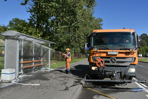 В Кировском районе продолжается мойка и дезинфекционная обработка павильонов ожидания городского пассажирского транспорта