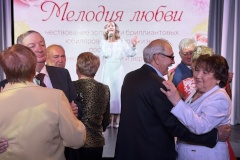 В канун Дня семьи, любви и верности 16 семьям из Красногвардейского района, отметивших в этом году бриллиантовый юбилей совместной жизни, вручили медали «За любовь и верность»