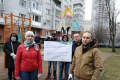Жители пр. Энгельса 121 вышли на субботник