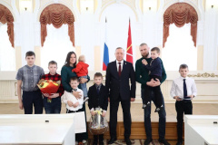 Александр Беглов вручил ключи от микроавтобуса многодетной семье Куликовых
