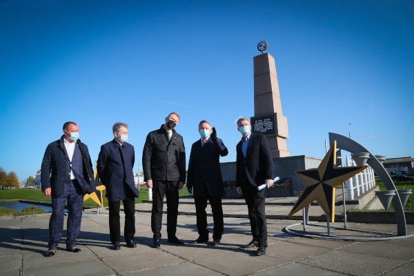 Александр Беглов посетил воинское захоронение бойцов Красной Армии «Лигово»