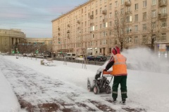 Коммунальные службы продолжают уборку снега в Московском районе