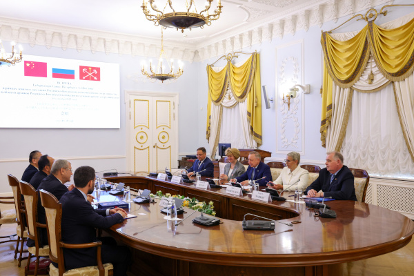 Встреча с руководителем Росархива Андреем Артизовым, начальником Государственного архивного управления Китайской Народной Республики Ван Шаочжуном, генеральным консулом КНР в Санкт‑Петербурге Ло Чжаньхуэем